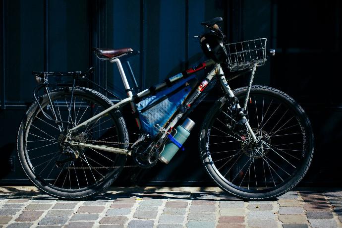 Magasin de cycles et atelier de réparation velo et montage vélo à la carte à Paris 13eme spécialisé dans le gravel et le voyage. genesis longitude