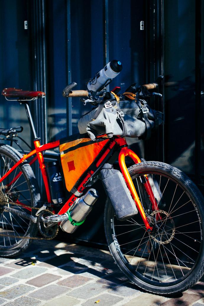 Magasin de cycles et atelier de réparation velo et montage vélo à la carte à Paris 13eme spécialisé dans le gravel et le voyage. tour du monde a velo, rayonnage a la carte roue de velo