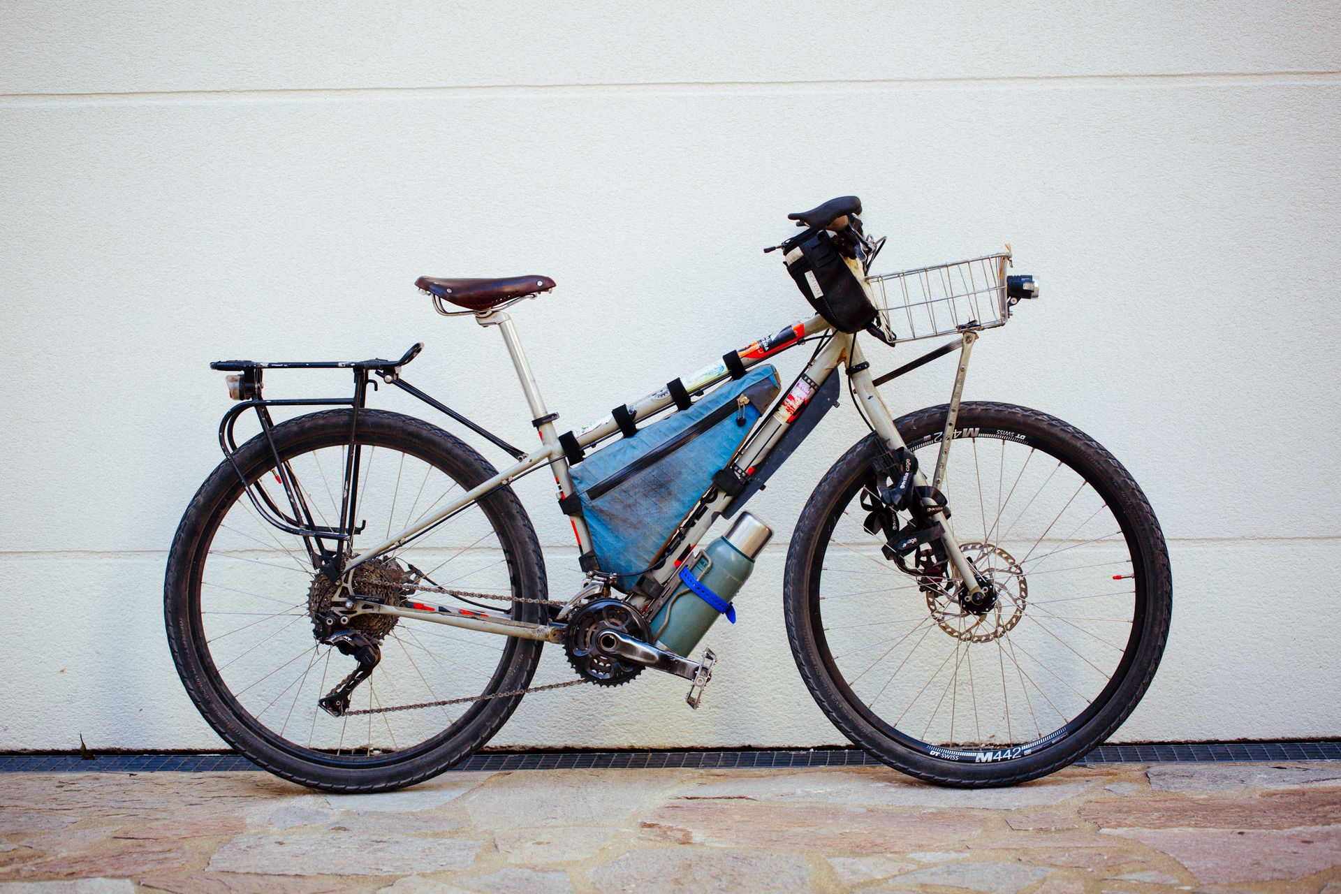 Magasin de cycles et atelier de réparation velo et montage vélo à la carte à Paris 13eme spécialisé dans le gravel et le voyage. genesis longitude shimano xt 3x11, cadre acier